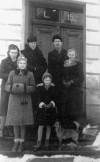 Janina Unicka s rodiči a staršími sestrami / loučení s farou v Komorní Lhotce / 1941