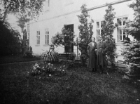 Janina Unicka's parents / in front of the rectory in Komorní Lhotka / 1922
