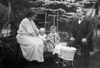 Janina Unicka's parents with daughters / Komorní Lhotka / second half of 1920s