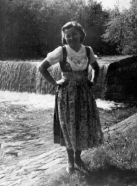Helena Vavrošová / splav na potoce Tyrka / asi rok 1945