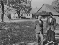 Otec Heleny Vavrošové Jan Kantor (vlevo) na rodinném hospodářství / Oldřichovice / 40. léta