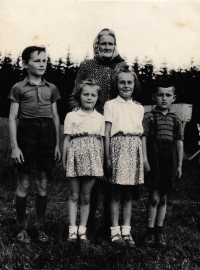 Pamětnice (druhá zleva) s babičkou Annou a ostatními vnoučaty 