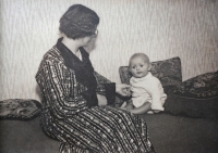 Maminka Růžena s malou Věrou, Praha 1939