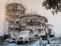 Fotografie z opravy Rotundy Svatého Jiří, na které se Ingrid Augstenová podílela