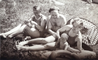 Na koupališti zleva Věra Kroutilová, budoucí třetí manželka Ladislava Urbana, malá Věra a maminka Růžena, 1939