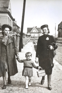 Zleva Věra Kroutilová, malá Věra, Růžena Urbanová, Praha 1941