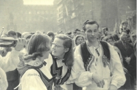 1. máj, Václavské náměstí v Praze, Věra s budoucím manželem Františkem, v krojích tancovali a zpívali ve folklorním souboru, 1956