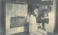 Věra vlevo s maminkou Věrou v kuchyni u kamen, 1952