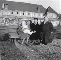 Maminka na lavičce s bratrem Georges-Henri a se svými rodiči Odette a Georges Richier, rok 1956
