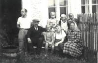 Rodinná fotografie. Zprava maminka Růžena Peřinová, babička Anna, děti - Věra v brýlích, děda Daniel, tatínek Ladislav, Litomyšl 1948