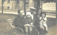 Na lavičce v Litomyšli. Zprava Věra, maminka Růženka, děda Daniel Peřina, babička Anna Peřinová a bratranec, asi 1940