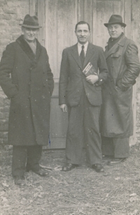 Jan Nový (vlevo)  s přáteli z odboje, zcela vpravo stojí Václav Smrž, sokolské hřiště na pražském Proseku, 1943
