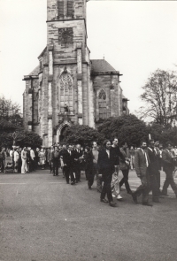 Pavel Wonka’s funeral, the procession from the church; Vrchlabí, 1988