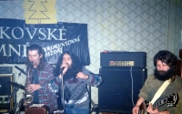 Koncert kapely Černý potkan, zleva: Jiří Zelenka, Vladimír Adamíra,  Artur Polhoš, Petr Hladký („Page“), hospoda U Olinka, Lhotka u Přerova 1993