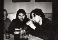 Na pivu po šichtě, zleva: Vladimír Adamíra, Jan Oravec, Ostrava 1988