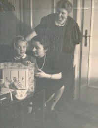 Junge Brigitte mit ihrer Mutter Elisabeth und ihrer Großmutter Halewitsch (1944, in Mährisch Ostrau)