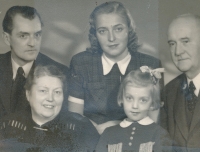Junge Brigitte mit ihren Eltern Karl und Elisabeth (oben links und rechts) und den Großeltern Rožalovský (unten links und ganz rechts) (ca. 1944)