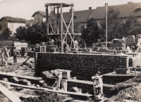 Stavba Lidového domu Plzeň Karlov, 30. léta, v pozadí zástavba řadových domů