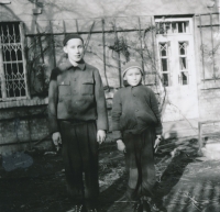 Jan Lorman (vpravo) s bratrem Jiřím, 1957