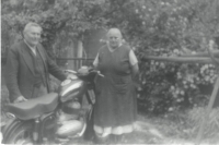 Babička Marie a dědeček Karel Kroutilovi, rodiče maminky Věry, Holice 1954