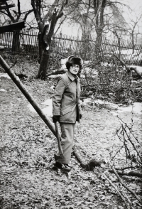 Věra Ničová in her son's garden, Lánov 1987
