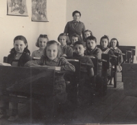 Druhá třída, Obecná škola Poběžovice, 1955,  Pamětnice v druhé řadě vlevo