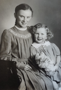 Ingrid Augstenová se starší sestrou Eliškou