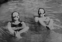 Ingrid Augstenová  s kamarádkou u vody