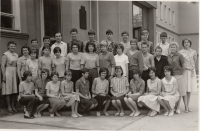 8. třída (Antonín  Zelinka uprostřed nahoře)
