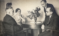 Maminka Růžena Urbanová, naproti ní otec Ladislav Urban, Praha 1938