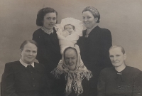 Five generations of women. Bottom left: grandmother Zdenka Černá, great-great-grandmother, great-grandmother, grandmother, mother and sister Milluška, who died at 3 months
