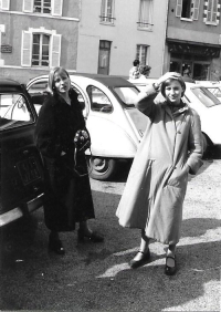 Vpravo s krátkými vlasy se sestrou Elizabeth, rok 1977