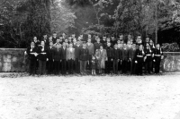 Arboretum les Barres, skupinová fotografie, otec Pierre Ducreux uprostřed studentů Vysoké lesnické školy, bratr Georges-Henri stojí před ním s malou loveckou hornou, asi 1960