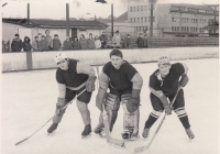 The witness played hockey since a young age, here he is on a photo from the year 1968 in the middle as the goalkeeper of HC Becherovka Karlovy Vary 