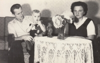 František Bauer as a small child with his parents in the 60s 
