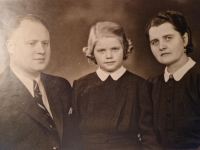 With parents Jiřina and Josef Bodečkek, 1947