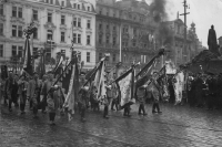 Sokolský průvod na Staroměstském náměstí v Praze v roce 1948