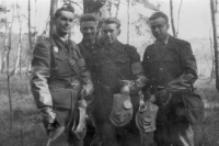 Jiří Lejsek (druhý zprava) na vojenském cvičení v roce 1958