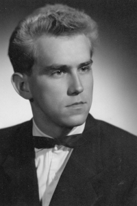 Pamětník jako absolvent pedagogického oddělení hudební školy v Liberci v roce 1959