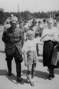 Pamětník s dědečkem Ludvíkem Háskem a babičkou Barborou při vítání prezidenta Edvarda Beneše v Praze, květen 1945