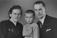 Pamětník s rodiči Lidmilou a Oldřichem Lejskovými, čtyřicátá léta 20. století