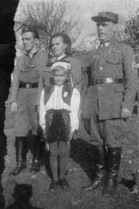 Pamětník se strýcem, tetou a dědečkem při vítání ministra Bohumila Laušmana v roce 1945