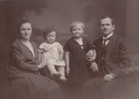 Antonín Fröml's family in 1927. Younger daughter Marie next to her mother