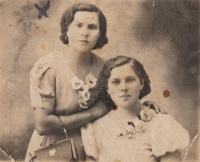 Matka Františka Vojtíšková (Končická) se sestřenicí v 30. letech na Volyni