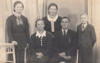 Dörschnerovi, zleva teta Hedwiga, babička Paula, maminka Anna, děda Otto, strýc Josef, Staré Sedlo, 1938