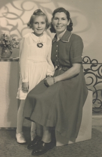 Devítiletá Renata s maminkou Annou, první přijímání, kostel Staré Sedlo, 1953