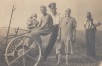 Zleva matka Anna, otec Johann Rösch, Karl Gabauer, Maria Rösch, obec Schömpel na Chebsku, 1939