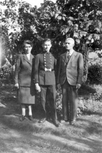 Pierre Ducreux, otec, uprostřed v uniformě Ecole Polytechniques, s rodiči Yvonne a Henri Ducreux, rok 1942
