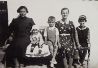Rodinná fotografie, Marie Zajíčková nejmladší z dětí, cca konec 30. let