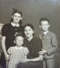 With mother and siblings, first half of the 1940s
